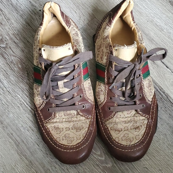 Guess Signature Sneakers - Picture 2 of 8